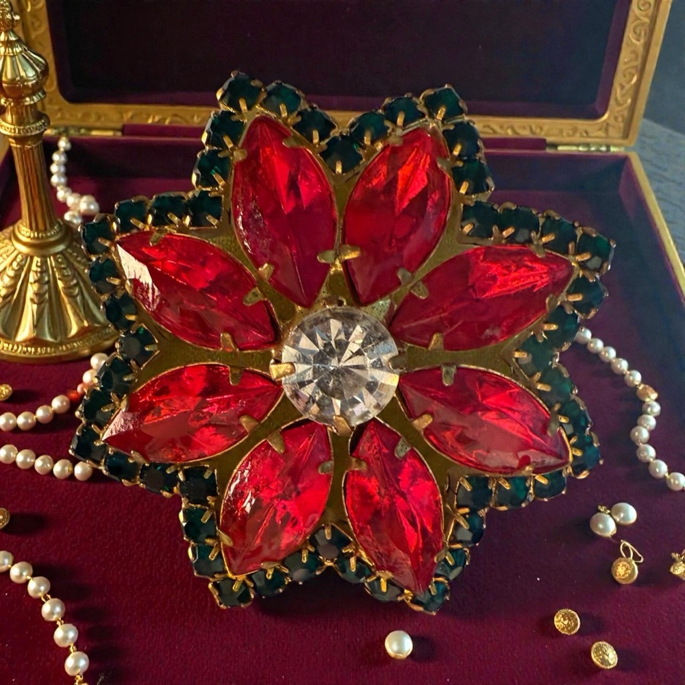 Beautiful Vintage Rhinestone Christmas Holiday Jewelry Poinsettia Brooch